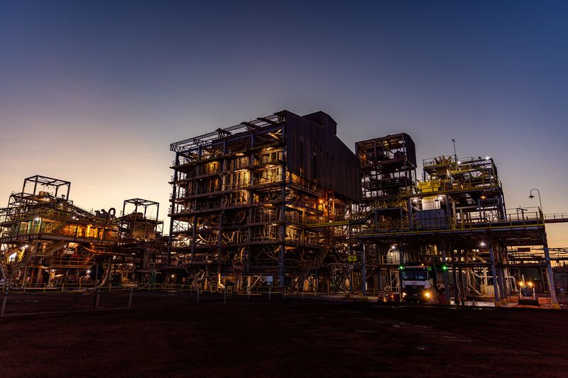 Planta de concentração da Taboca iluminada ao anoitecer