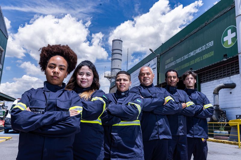 Equipe da Taboca de braços cruzados em frente à unidade industrial